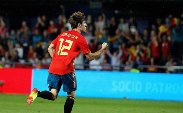 Álvaro Odriozola, celebrando un tanto con la selección española. 