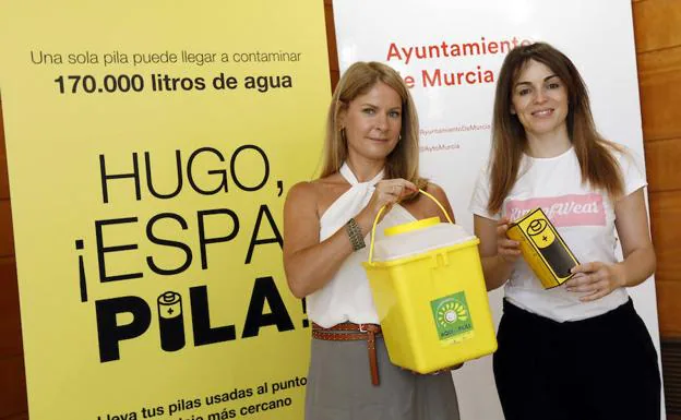 Inmaculada Palazón, responsable de comunicación de Ferrovial Servicios, junto a Rebeca Pérez, concejala de Infraestructuras, Obras y Servicios Públicos, en la presentación de la campaña '¡Espabila!'.