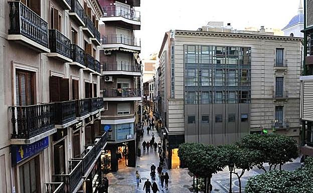 Imagen de archivo de una céntrica calle de Murcia. 
