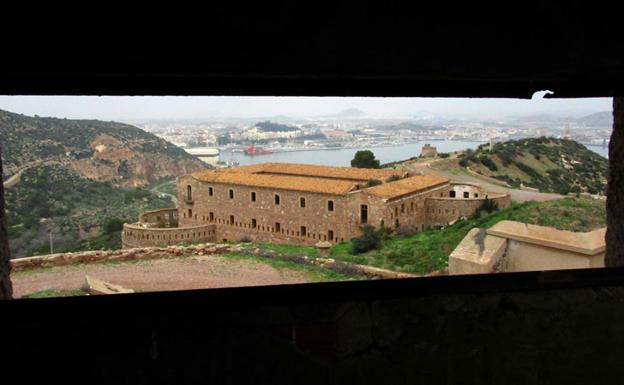 Cuartel General Fajardo, con la ciudad al fondo, vista desde una garita de su batería. 