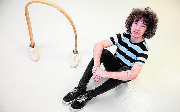 Ian Waelder, ayer, junto a una de sus obras. 