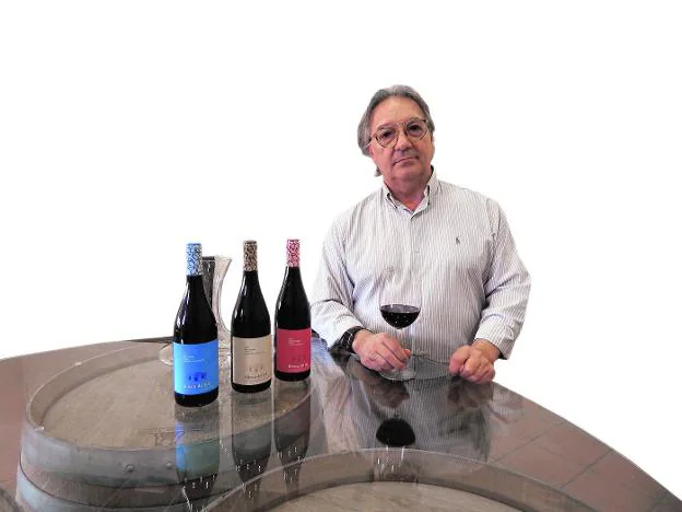 Luis Sánchez, con tres botellas de sus vinos. 