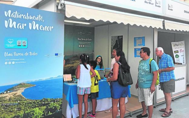 El punto informativo de la campaña 'Naturalmente, Mar Menor' desplegado en San Javier. 