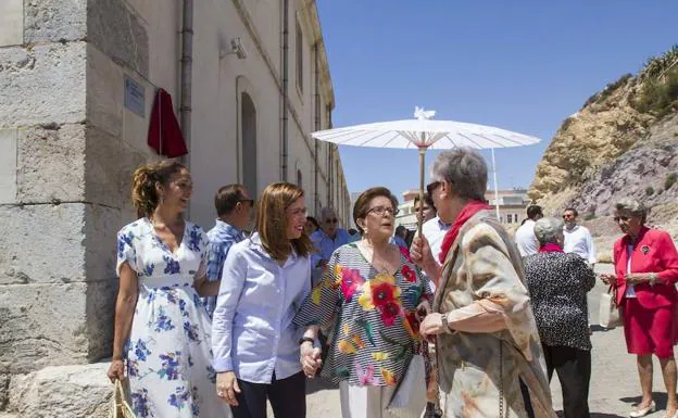 María Cascales, la tercera por la izquierda, al lado de Castejón, este lunes, tras descubrirse la placa conmemorativa.