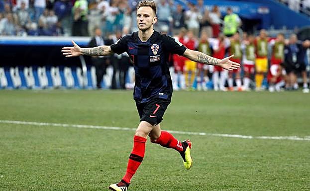 Rakitic celebra su gol de penalti a Dinamarca. 