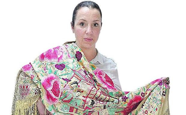Mercedes Herrera, con uno de sus mantones. 