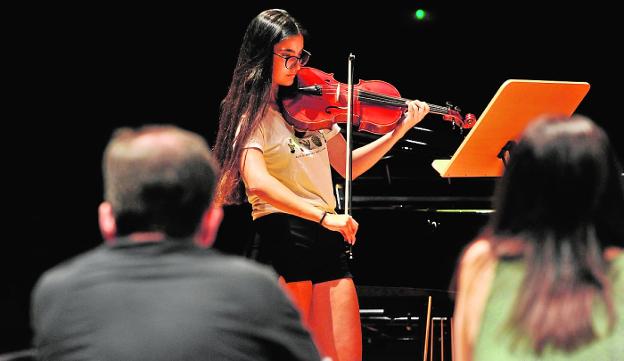 Una aspirante a formar parte de la Orquesta de Jóvenes toca el violín durante la prueba. 