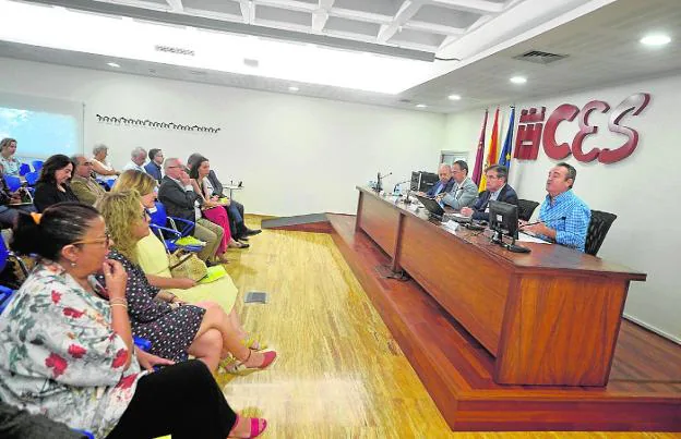 Los representantes sindicales y de Croem con el consejero Celdrán, en la jornada, ayer. 