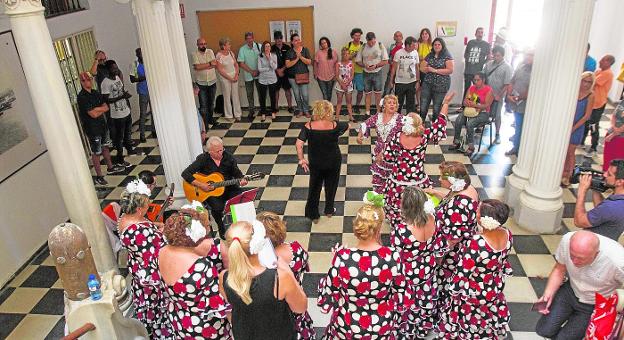 El Coro Rociero Alba, durante la actuación inaugural de la Escuela de Verano, ayer en el edificio de La Milagrosa. 