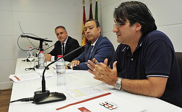 Francisco Javier Camacho, Óscar Castro y Francisco Abril, durante la rueda de prensa.