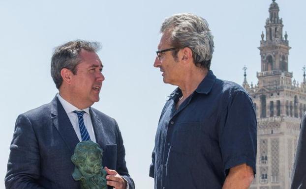 El alcalde de Sevilla, Juan Espadas, con un Goya en las manos, junto al presidente de la Academia de Cine, Mariano Barroso, en Sevilla.