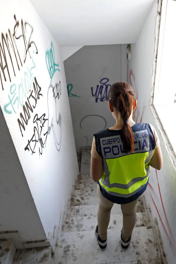 La Policía Nacional hace una redada en un edificio abandonado, ocupado por inmigrantes, en Barriomar