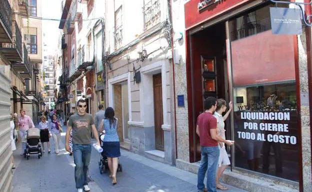 Imagen de archivo del cierre de un negocio en Murcia. 