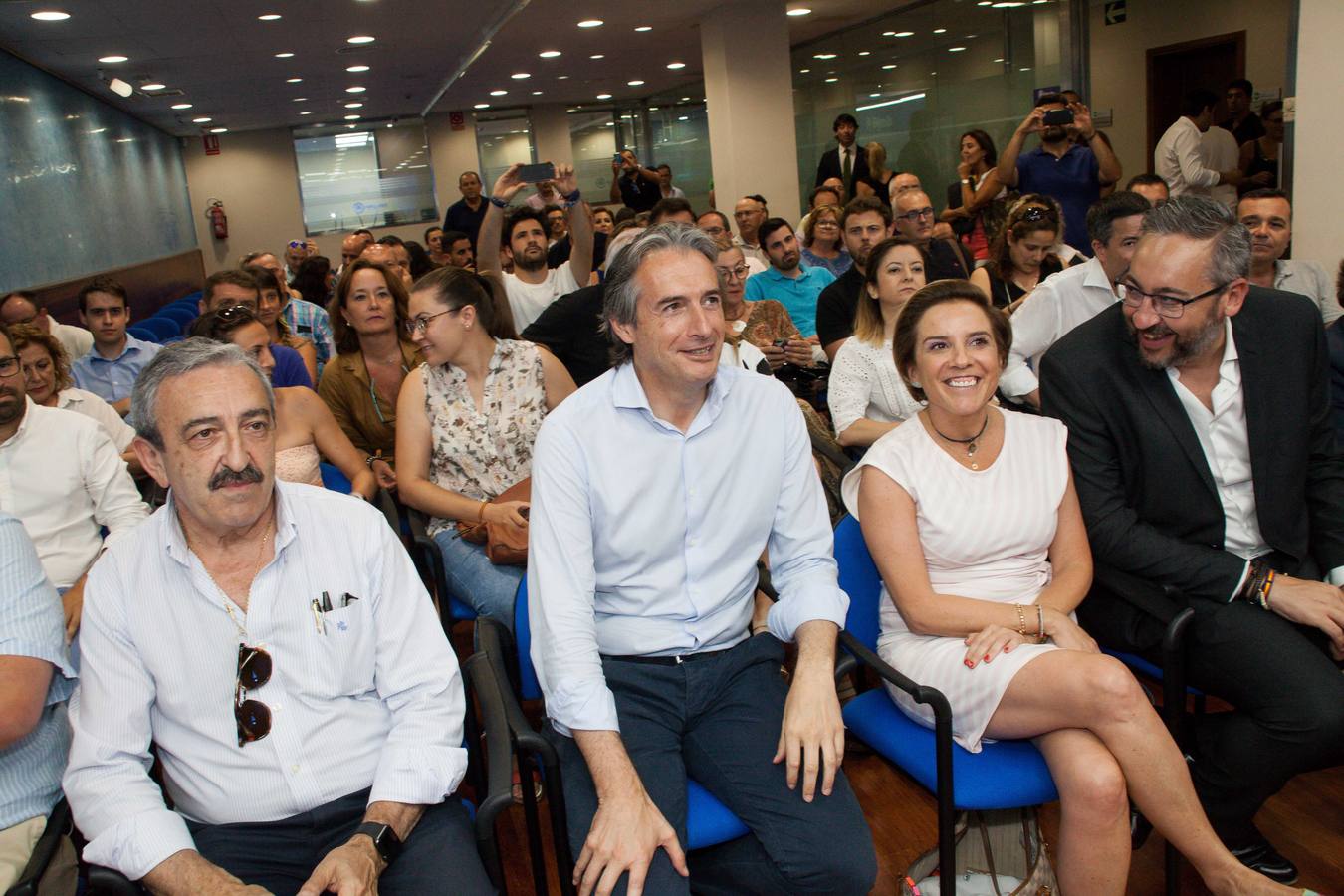 El exministro de Fomento ha dicho, antes de la reunión prevista en la sede del PP con los compromisarios, que teme que el PSOE «trate de vender un sucedáneo como un proyecto de AVE»