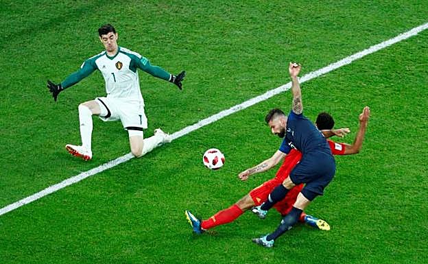 Olivier Giroud dispara frente a Thibaut Courtois durante la semifinal Francia-Bélgica.