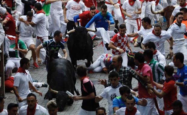 Los toros de Victoriano del Río hacen su entrada en el callejón de la Plaza de Pamplona. 
