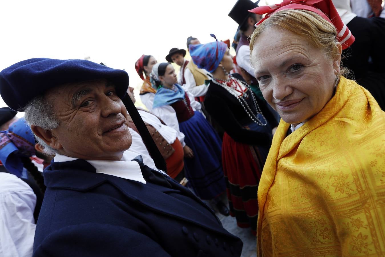 Representantes de los diez grupos participantes en la LI edición del Festival de Folclore en el Mediterráneo realizaron una visita al santuario de la Fuensanta para realizar una ofrenda floral a la patrona de Murcia