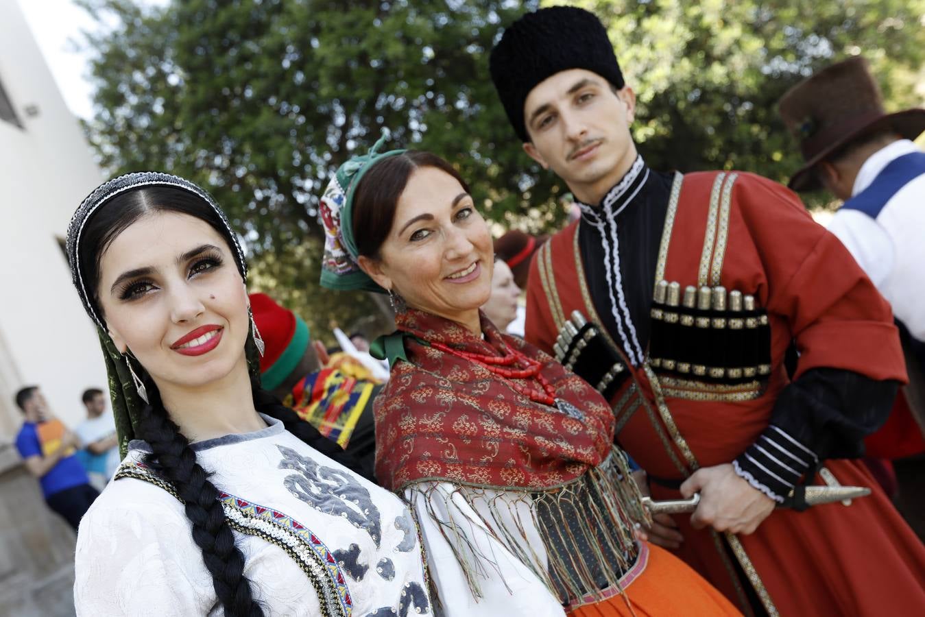 Representantes de los diez grupos participantes en la LI edición del Festival de Folclore en el Mediterráneo realizaron una visita al santuario de la Fuensanta para realizar una ofrenda floral a la patrona de Murcia