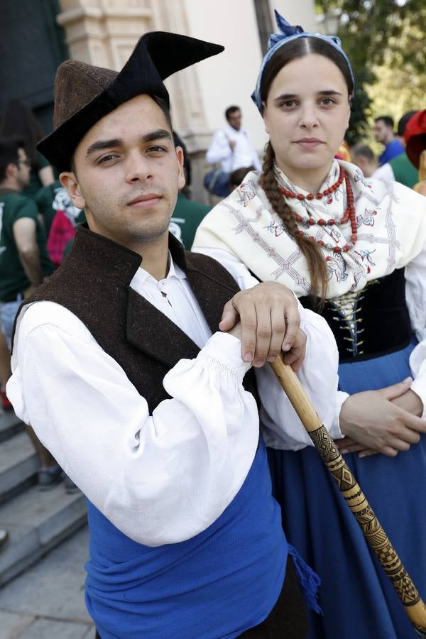 Representantes de los diez grupos participantes en la LI edición del Festival de Folclore en el Mediterráneo realizaron una visita al santuario de la Fuensanta para realizar una ofrenda floral a la patrona de Murcia