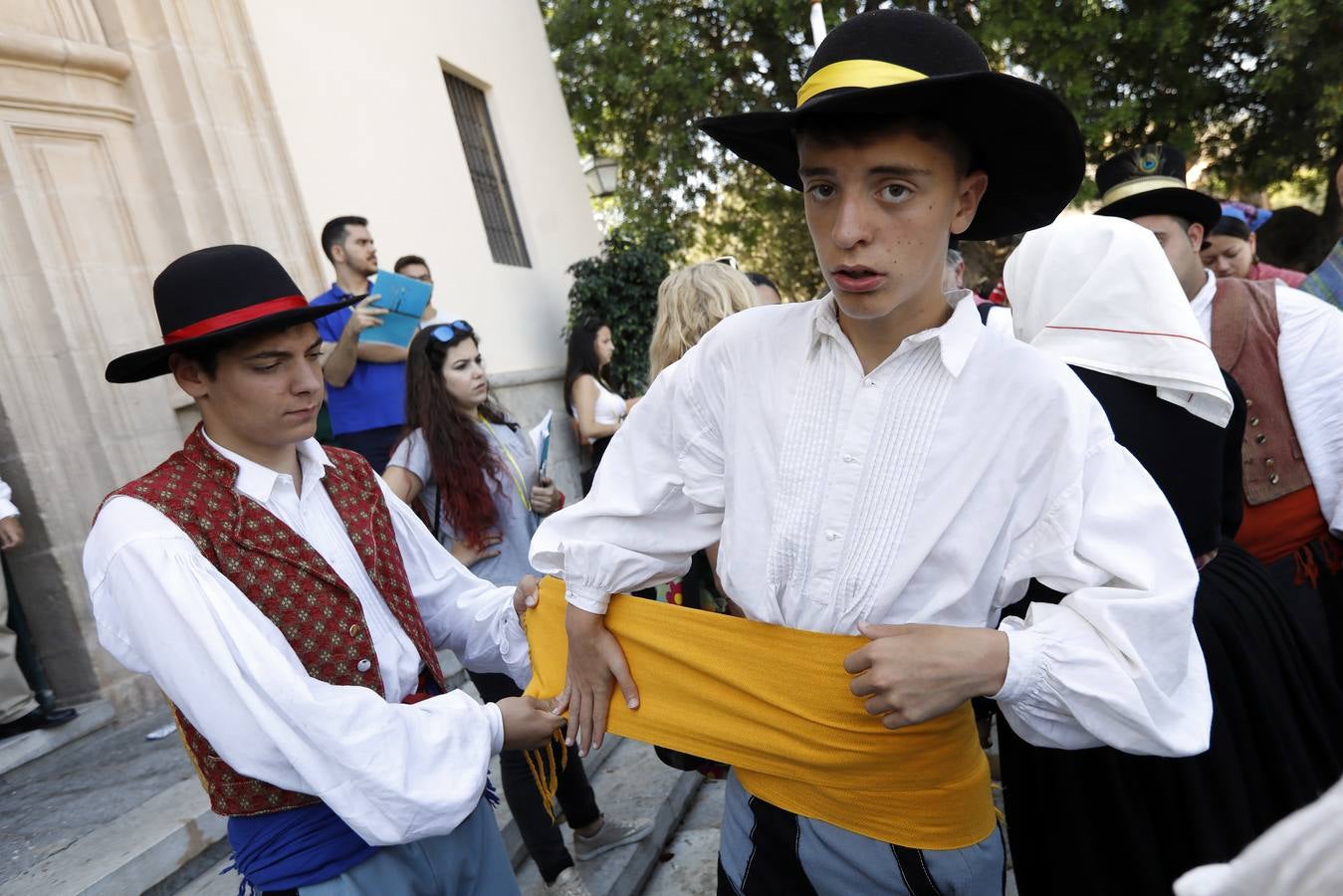 Representantes de los diez grupos participantes en la LI edición del Festival de Folclore en el Mediterráneo realizaron una visita al santuario de la Fuensanta para realizar una ofrenda floral a la patrona de Murcia