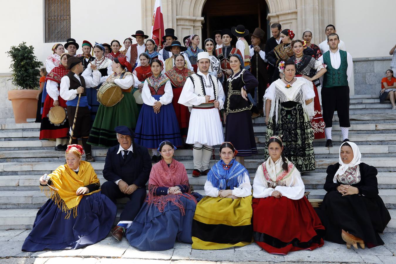 Representantes de los diez grupos participantes en la LI edición del Festival de Folclore en el Mediterráneo realizaron una visita al santuario de la Fuensanta para realizar una ofrenda floral a la patrona de Murcia
