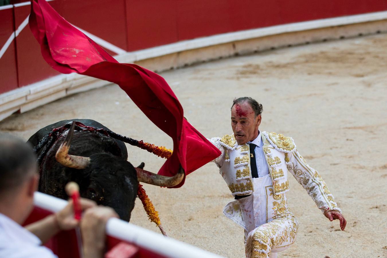 El diestro ceheginero corta una oreja en los sanfermines tras una actuación por momentos dramática tras una fuerte voltereta 
