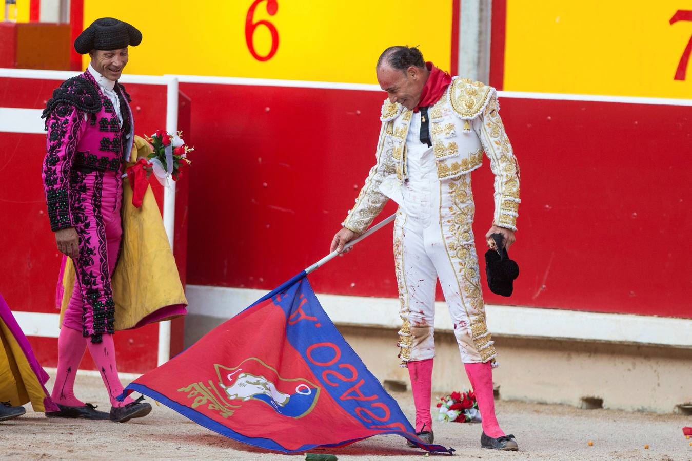 El diestro ceheginero corta una oreja en los sanfermines tras una actuación por momentos dramática tras una fuerte voltereta 