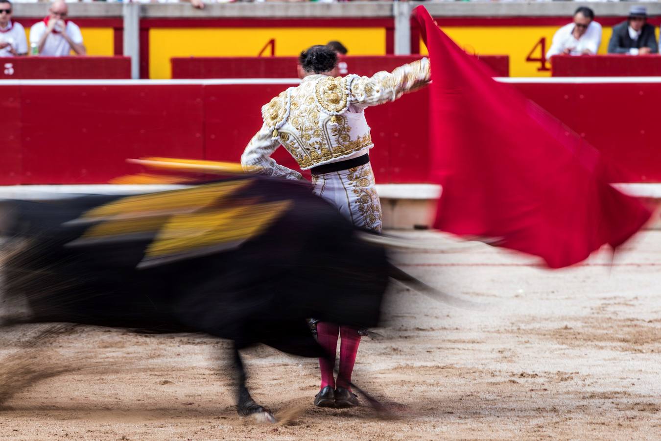El diestro ceheginero corta una oreja en los sanfermines tras una actuación por momentos dramática tras una fuerte voltereta 