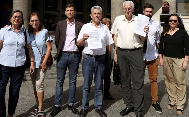 Adolfo Rodríguez Gil y Julio Gomáriz Acuña, tras presentar las querellas. 