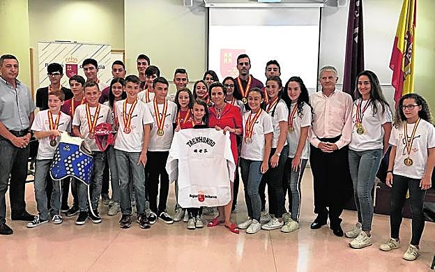 Adela Martínez-Cachá, el viernes, con los medallistas. 