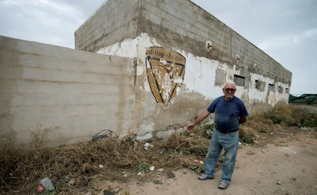 Un vecino señala la zona donde fue hallado el cineasta. 