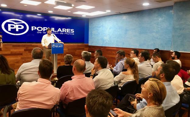 López Miras, este lunes, durante la reunión con los compromisarios. 