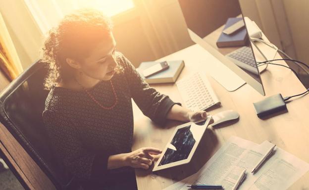 Las mujeres trabajan 26 horas semanales no remuneradas, un 53% más que los hombres