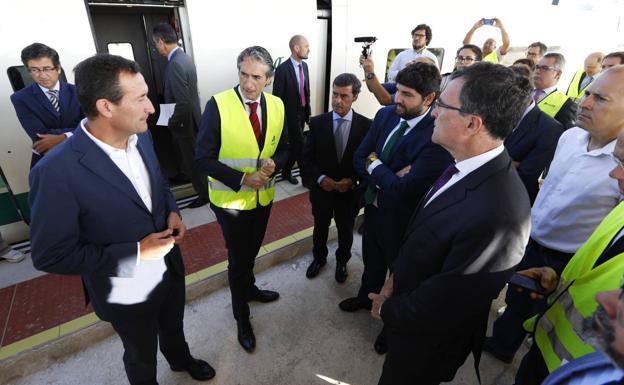 El alcalde, José Ballesta, con López Miras y el anterior ministro de Fomento, en una de sus anteriores visitas por el AVE. 