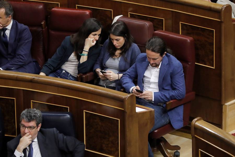 Belarra, en su escaño del Congreso junto a Irene Montero y Pablo Iglesias.