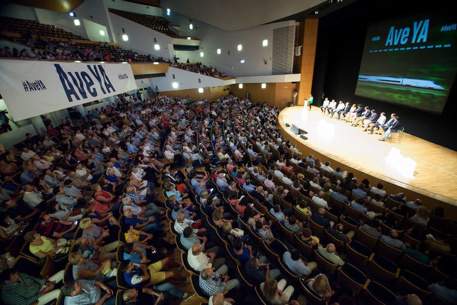 Empresarios, asociaciones y expertos arropan al Gobierno regional en el acto de protesta por la cancelación de la llegada de la Alta Velocidad en superficie a Murcia de forma provisional