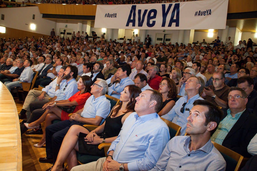 Empresarios, asociaciones y expertos arropan al Gobierno regional en el acto de protesta por la cancelación de la llegada de la Alta Velocidad en superficie a Murcia de forma provisional