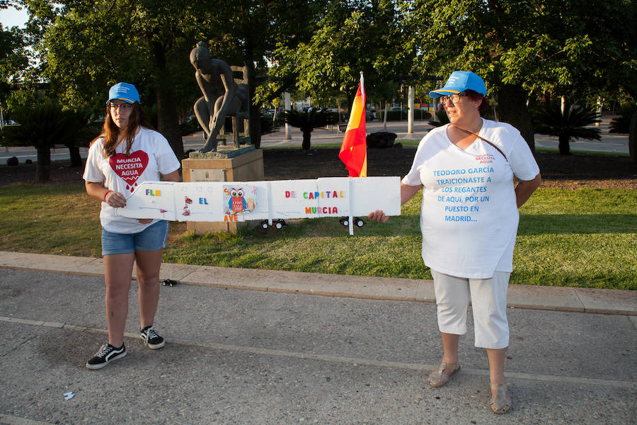 Empresarios, asociaciones y expertos arropan al Gobierno regional en el acto de protesta por la cancelación de la llegada de la Alta Velocidad en superficie a Murcia de forma provisional