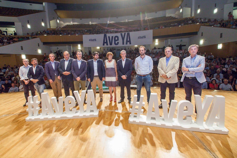 Empresarios, asociaciones y expertos arropan al Gobierno regional en el acto de protesta por la cancelación de la llegada de la Alta Velocidad en superficie a Murcia de forma provisional