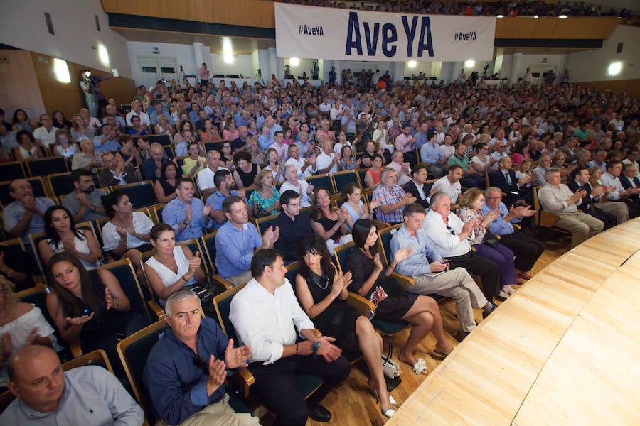 Empresarios, asociaciones y expertos arropan al Gobierno regional en el acto de protesta por la cancelación de la llegada de la Alta Velocidad en superficie a Murcia de forma provisional