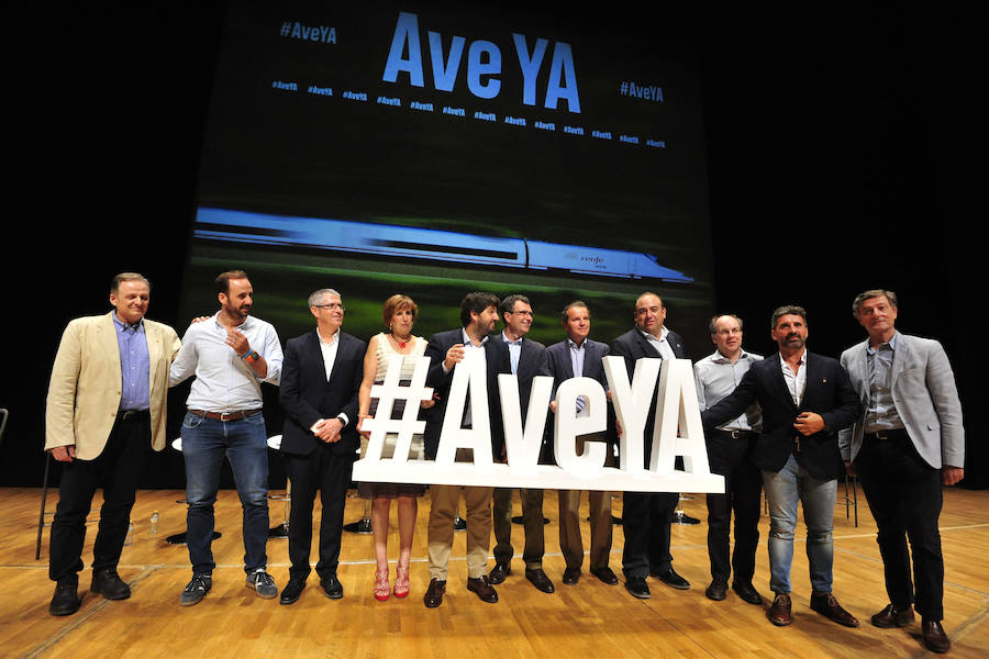 Empresarios, asociaciones y expertos arropan al Gobierno regional en el acto de protesta por la cancelación de la llegada de la Alta Velocidad en superficie a Murcia de forma provisional