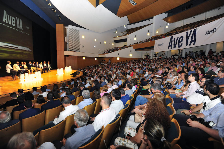 Empresarios, asociaciones y expertos arropan al Gobierno regional en el acto de protesta por la cancelación de la llegada de la Alta Velocidad en superficie a Murcia de forma provisional