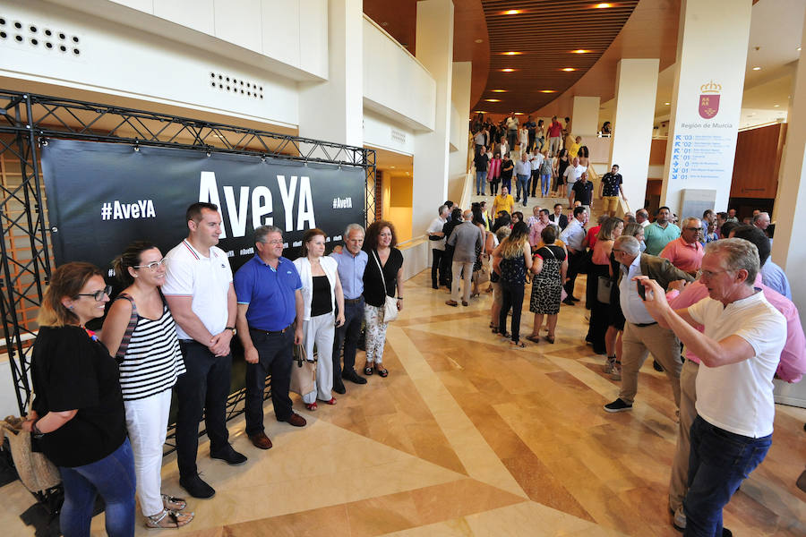 Empresarios, asociaciones y expertos arropan al Gobierno regional en el acto de protesta por la cancelación de la llegada de la Alta Velocidad en superficie a Murcia de forma provisional