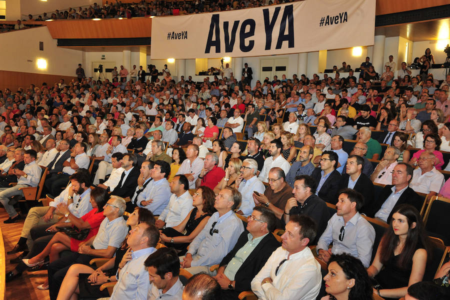 Empresarios, asociaciones y expertos arropan al Gobierno regional en el acto de protesta por la cancelación de la llegada de la Alta Velocidad en superficie a Murcia de forma provisional