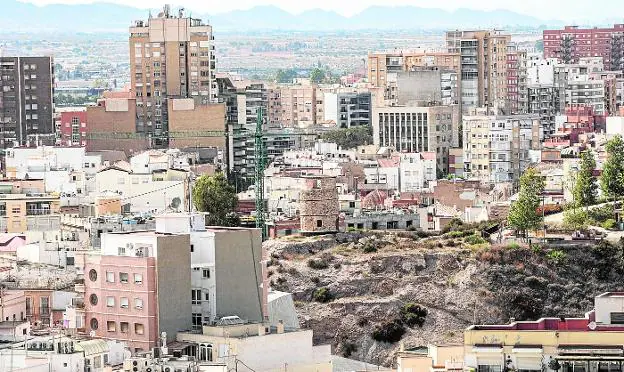 Imagen de parte del casco histórico, con la grúa de un edificio en reformas, y del ensanche de Cartagena, tomada ayer desde el Cerro de la Concepción.