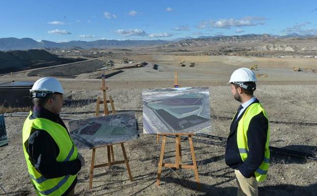 El alcalde y el concejal delegado de Limusa contemplan el proyecto en una imagen de archivo. 