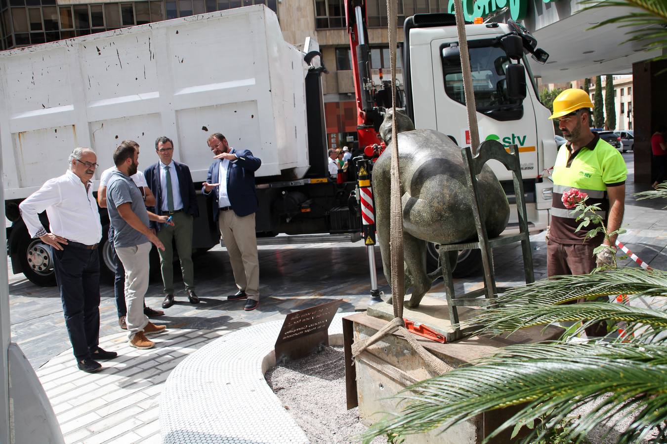 La pieza en bronce fue trasladada en abril desde el parque de la avenida Príncipe de Asturias después de que ardiera su recreación floral 