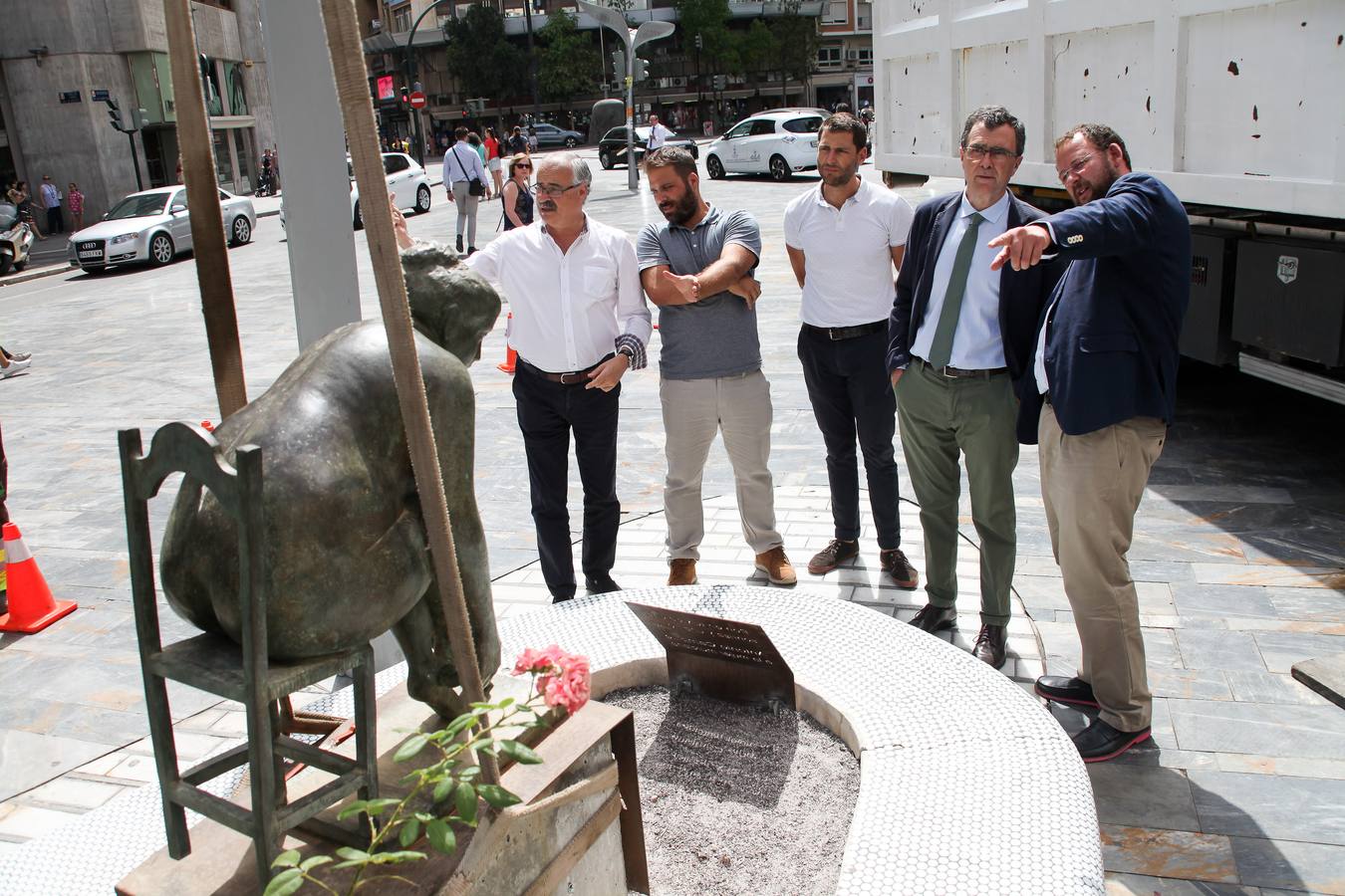 La pieza en bronce fue trasladada en abril desde el parque de la avenida Príncipe de Asturias después de que ardiera su recreación floral 