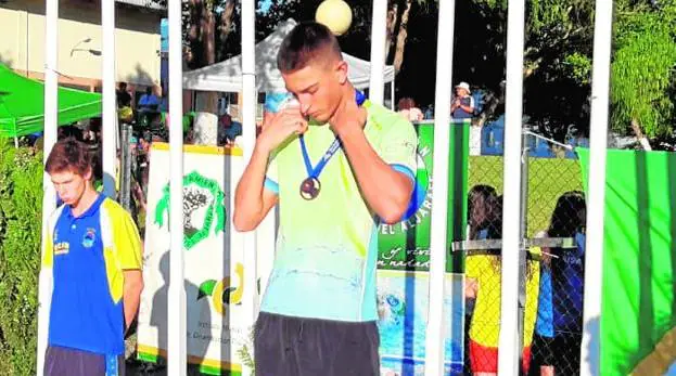 Andrés Abellaneda, del Club Natación Lorca, en el podio. 