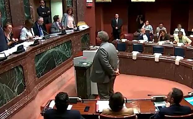 Francisco Bernabé, en la Asamblea Regional, durante la jura del cargo.